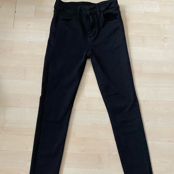 American Eagle Next Level High Waisted Jegging in black. Size 2, regular. - Picture 3 of 6